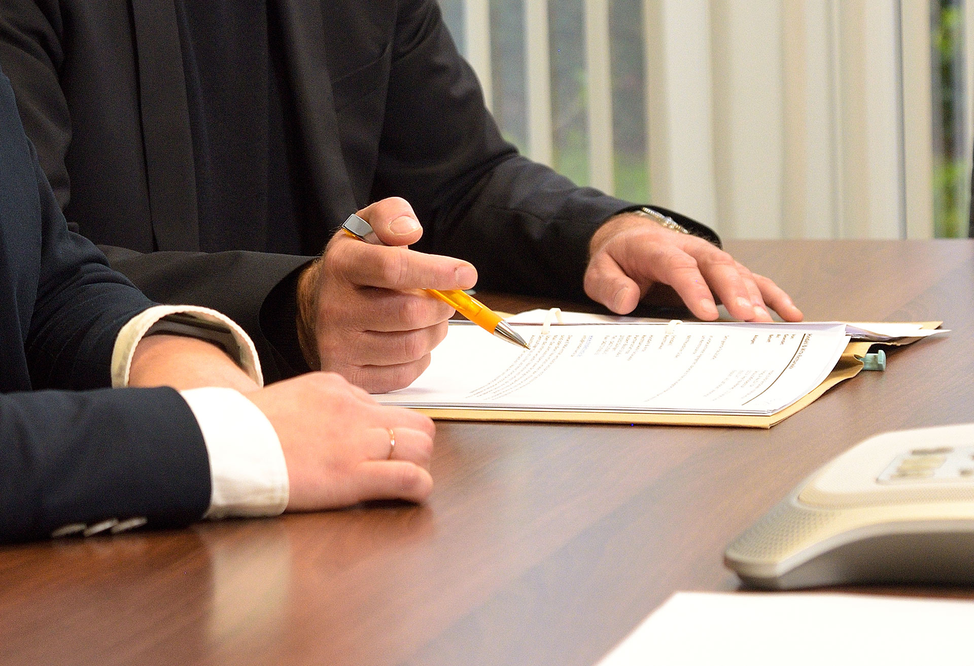 Hindahl Rechtsanwälte besprechen Unterlagen 