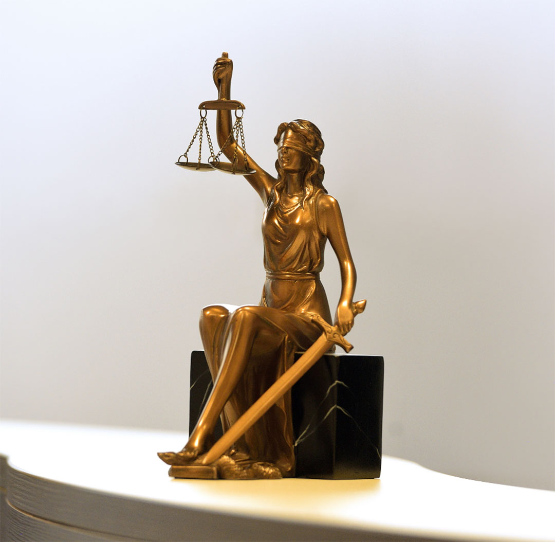 Justitia auf dem Tresen der Kanzlei Hindahl Rechtsanwälte